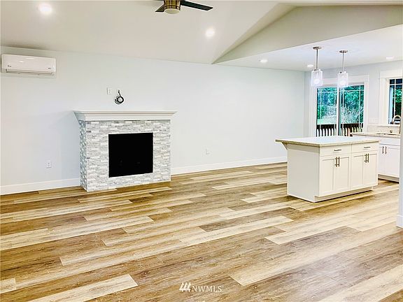 3rd image of 826 Teal Ct SE
