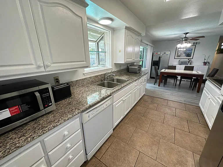 15561 Primrose Ln — Photo 18