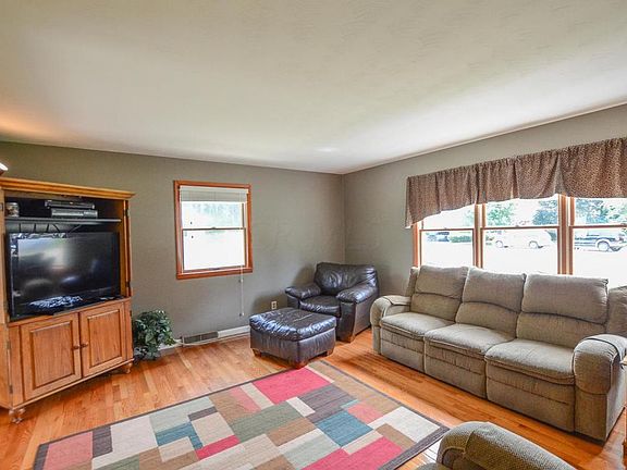3rd image of 48 Kenwick Cir