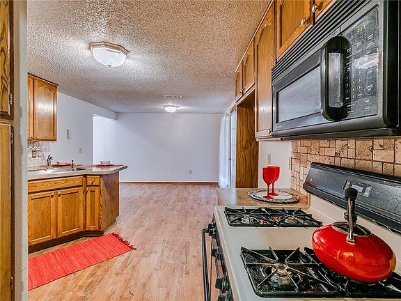 5th image of 2111 Parkview Dr