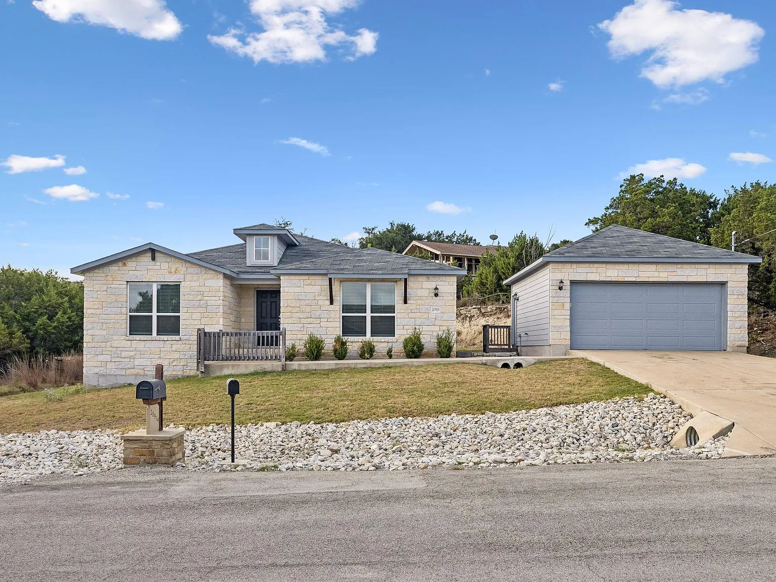 3 bed, 2.0 bath, 1931 sqft, $2,300 — Photo 3