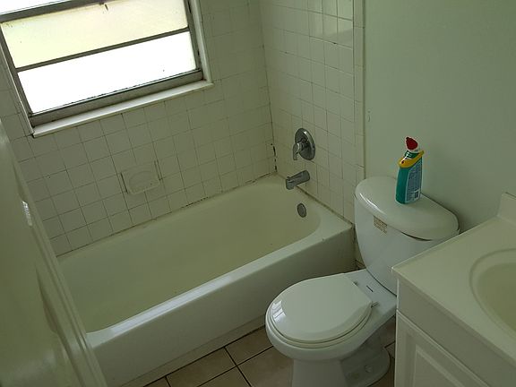 4th image of 3826 Lakeshore Dr APT A