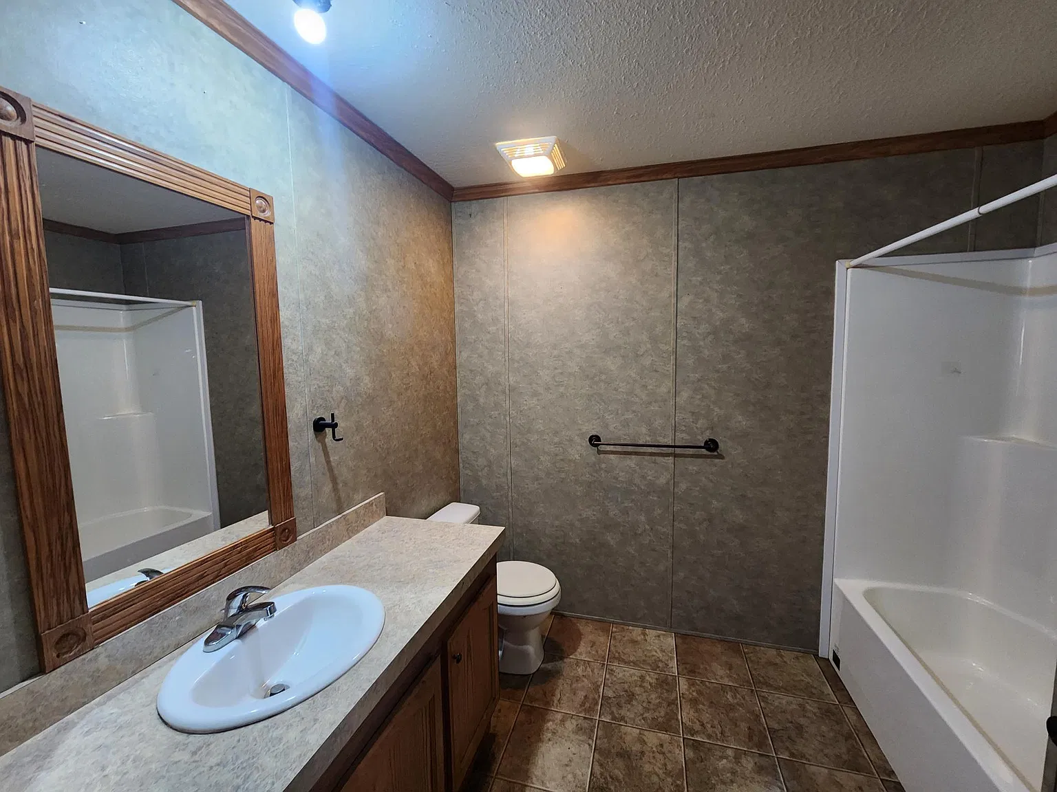 3 bed, 1216 sqft, $999 — Photo 4