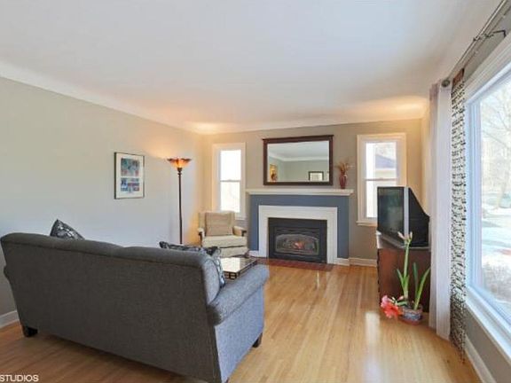 3rd image of 938 Lombard Ave