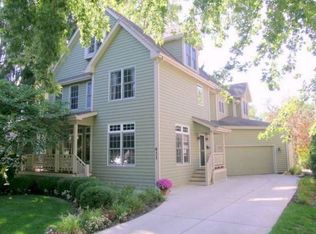 711 N Columbia St, Naperville, IL 60563