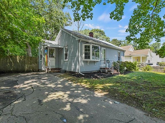3rd image of 98 Thicket St