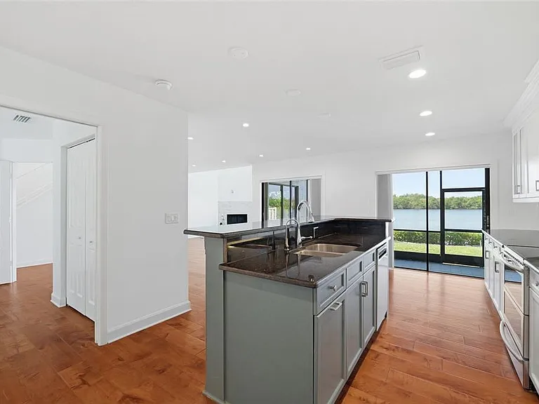 1070 Sanabel Ct NE — Photo 10