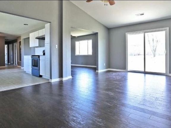 4th image of 1240 N Carriage Way