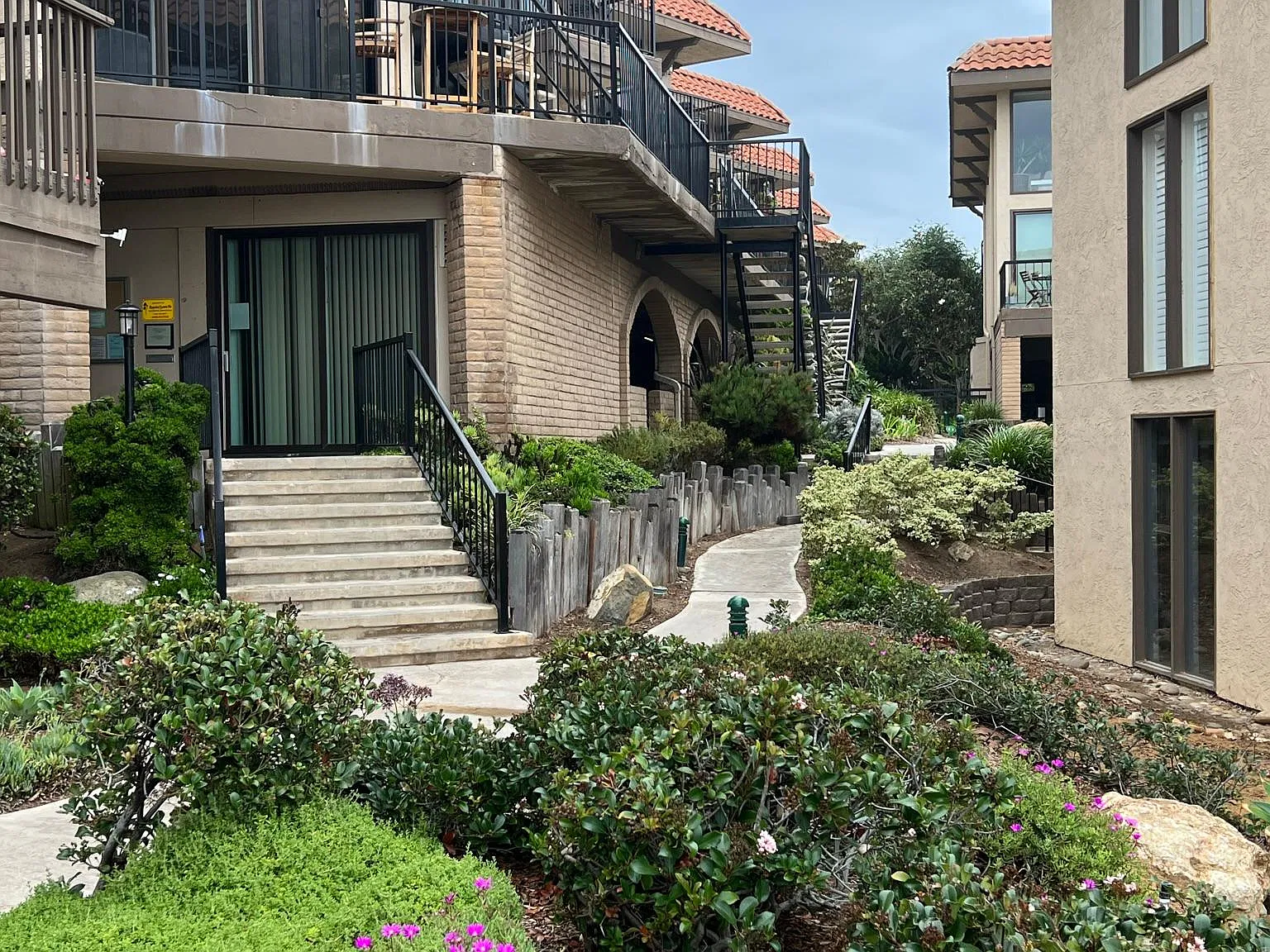 2 bed, 1184 sqft, $4,440 — Photo 4