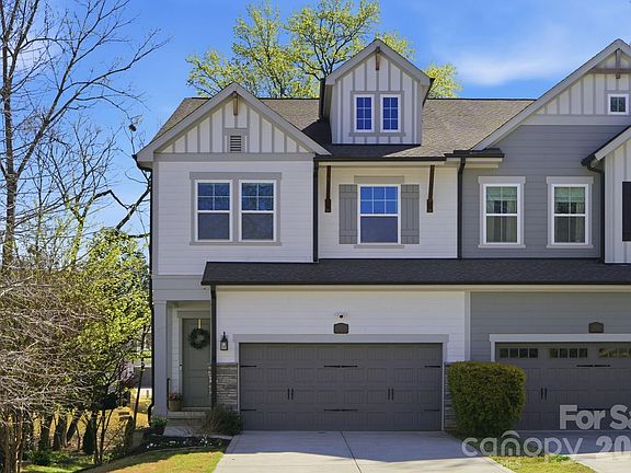 2nd image of 2538 Barry St