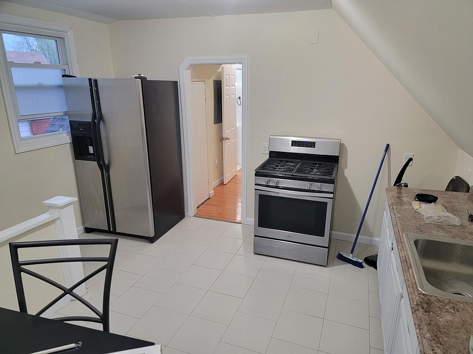 1st image of 153 S Grove St Floor 3