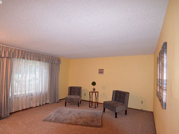 5th image of 720 NE Pinebrook Ave
