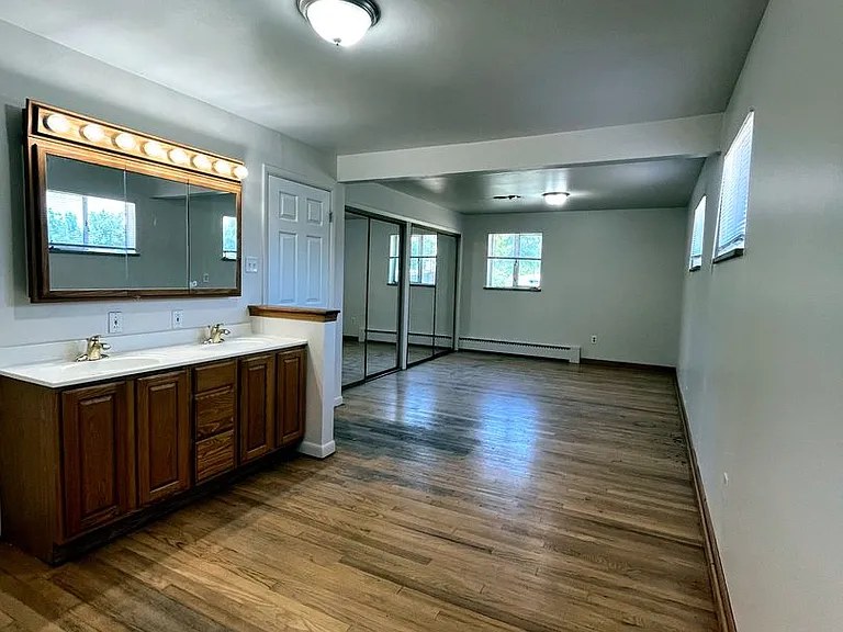 895 Holland St — Photo 13