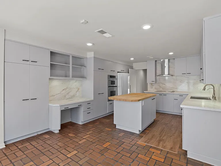 365 Piney Point Rd — Photo 10