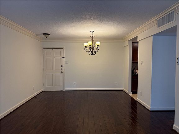 5th image of 2224 S Piney Point Rd APT 223