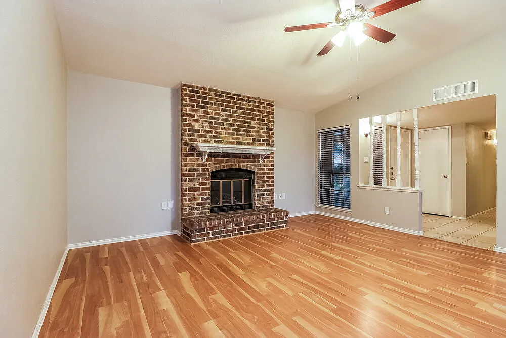 3 bed, 2.0 bath, 1341 sqft, $2,140 — Photo 2