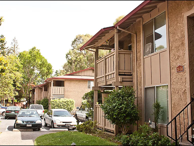 Sandalwood Apartments — Photo 2