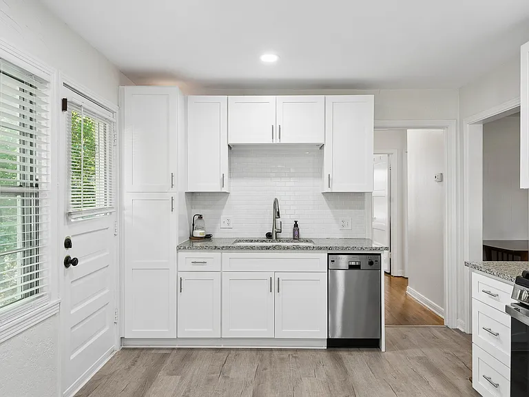 2821 S Hills Ave — Photo 7