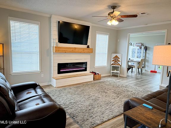 3rd image of 17488 Lake Breeze Dr
