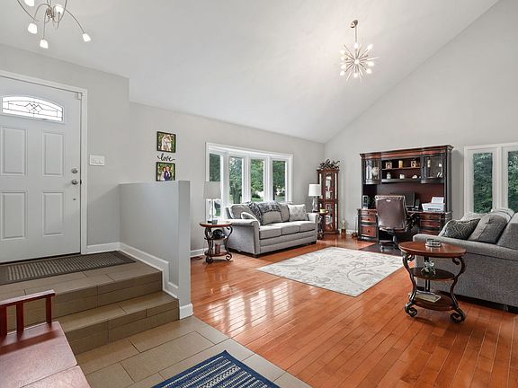 3rd image of 640 Redwood Ln