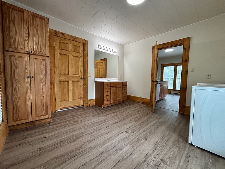Bathroom / Laundry Suite