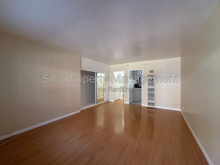 526 E Windsor Rd #4 — Photo 2