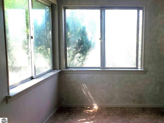 4th image of 659 Prairie St