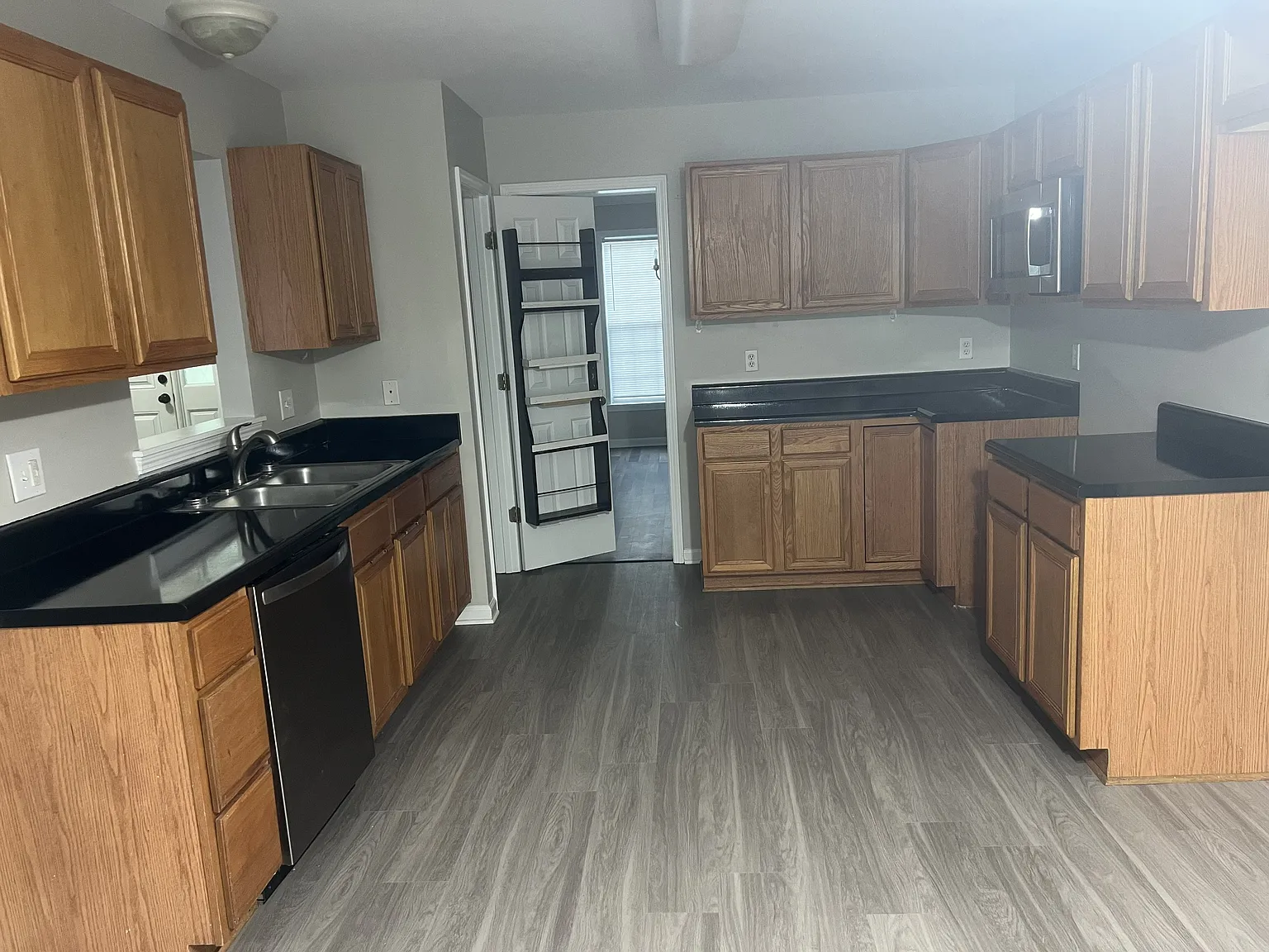 5 bed, 3043 sqft, $2,500 — Photo 3
