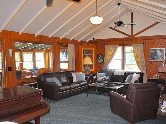 Great Room/ w fireplace