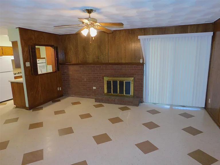 2445 Eastbrook Dr — Photo 10