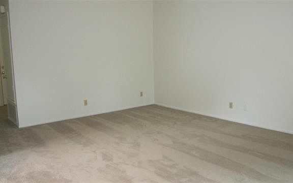 3rd image of 233 Eveningside Gln