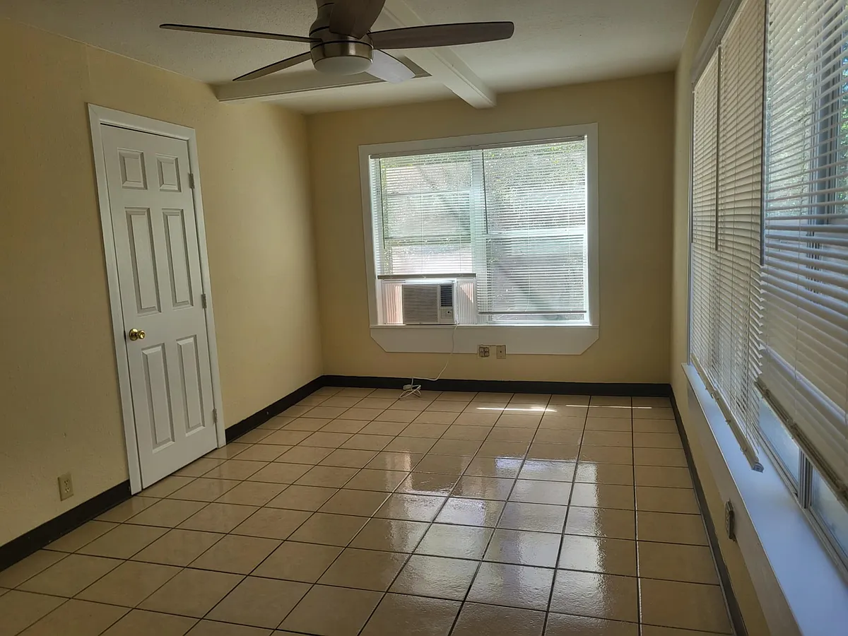 Building Photo - 1102 Stonehaven St #1