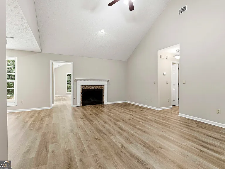 518 Longwood Ln — Photo 8