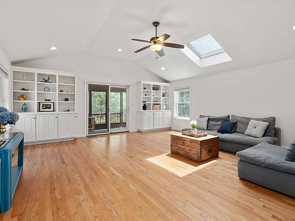 3rd image of 32 Ticonderoga Ln