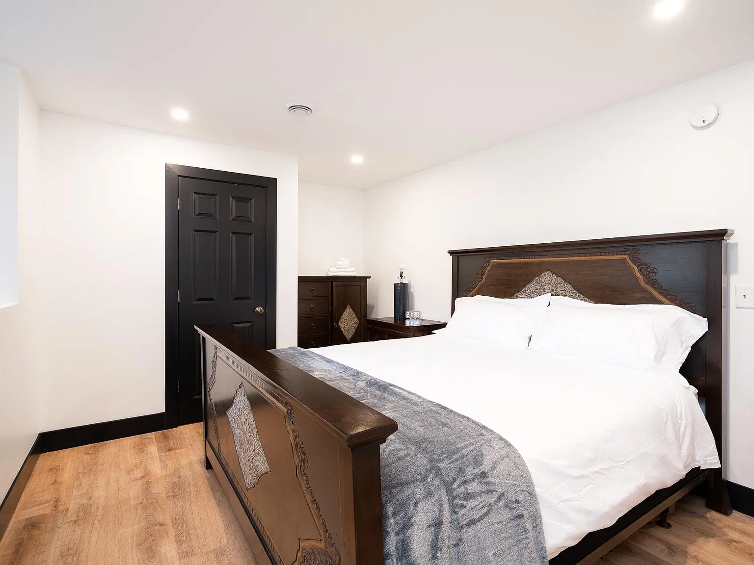 3 bed, 4000 sqft, $4,900 — Photo 4