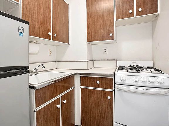 4th image of 210 E 63rd St APT 2C