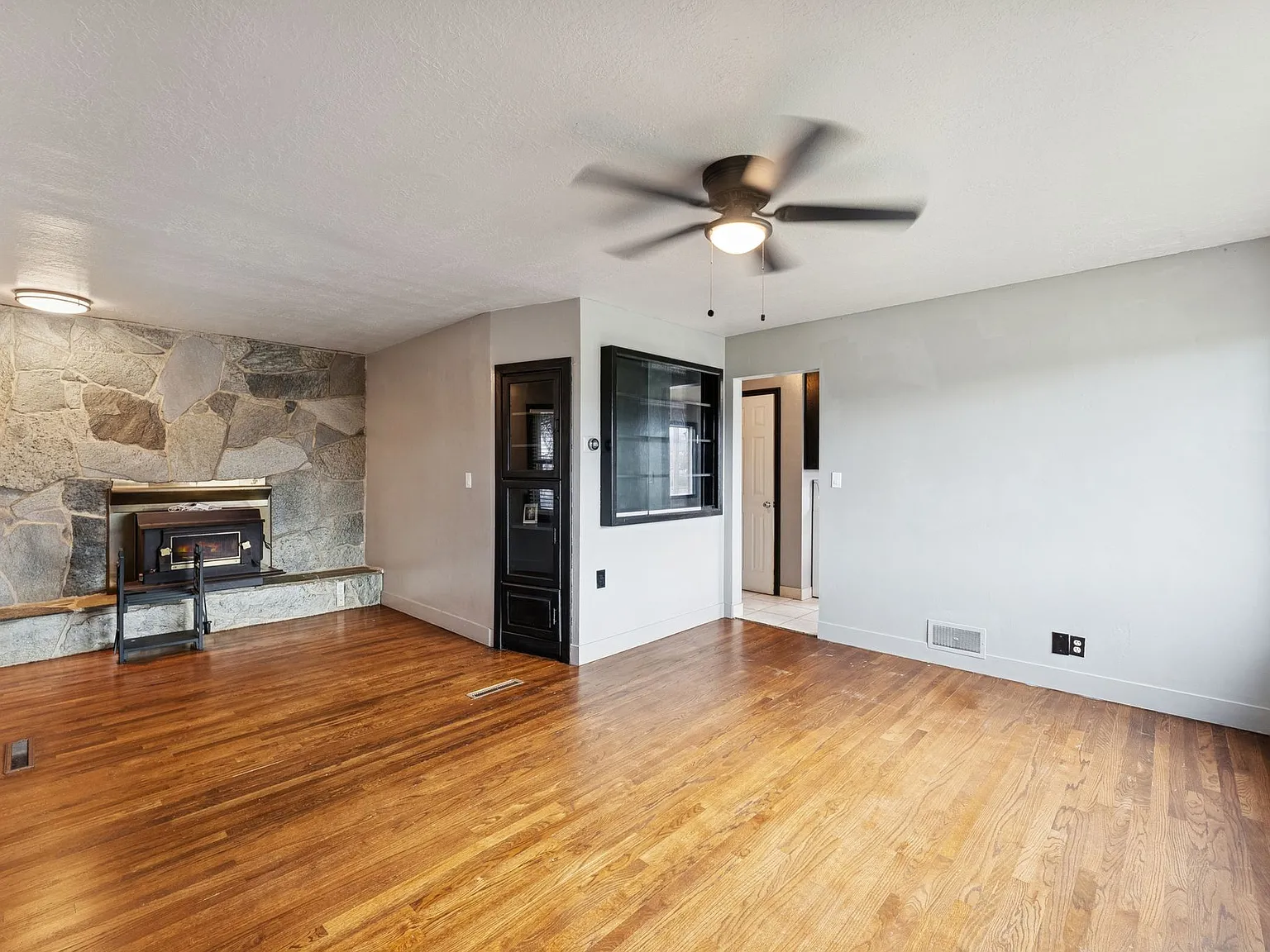 3 bed, 1500 sqft, $2,100 — Photo 2