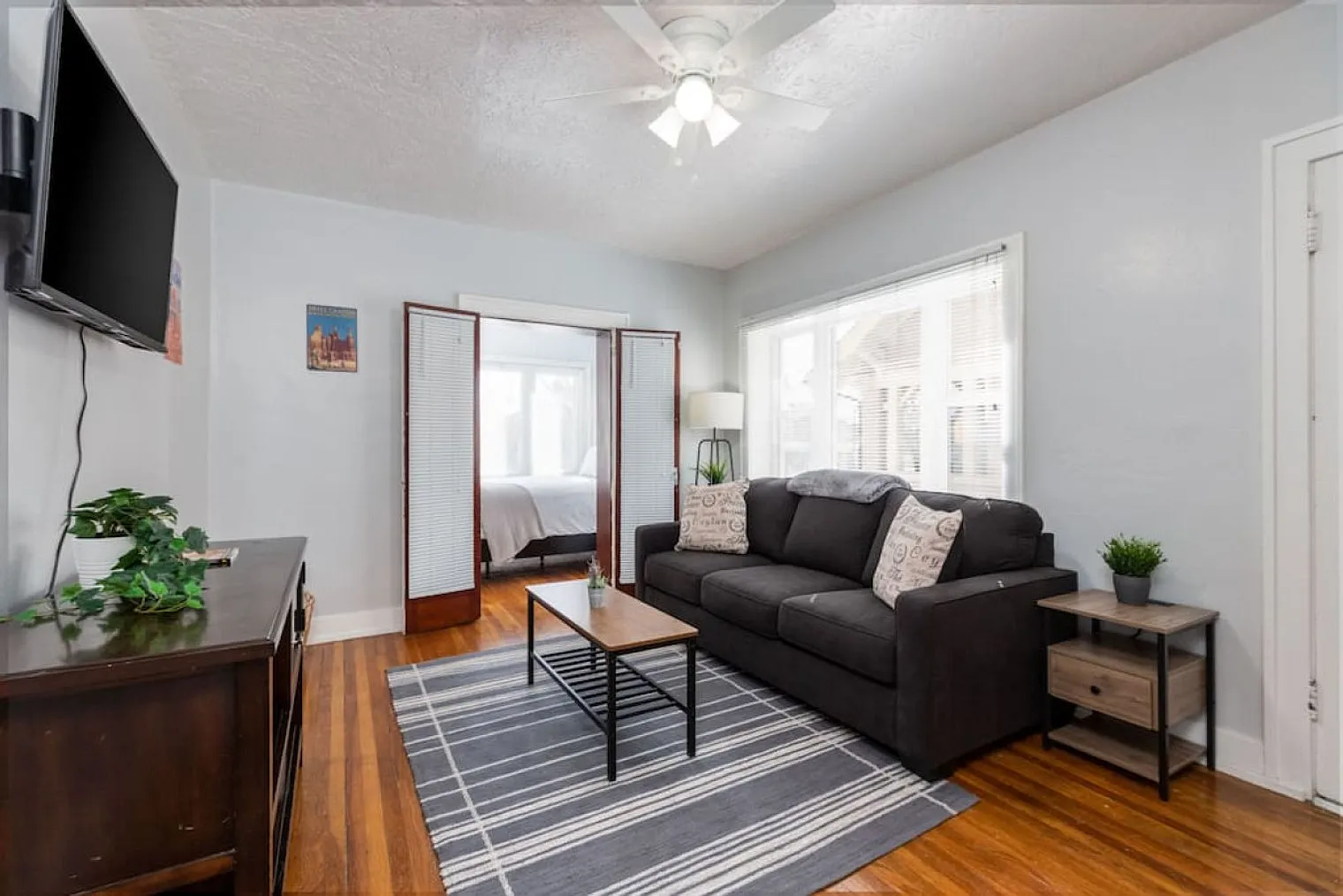 1 bed, 1.0 bath, 1076 sqft, $2,442 — Photo 3