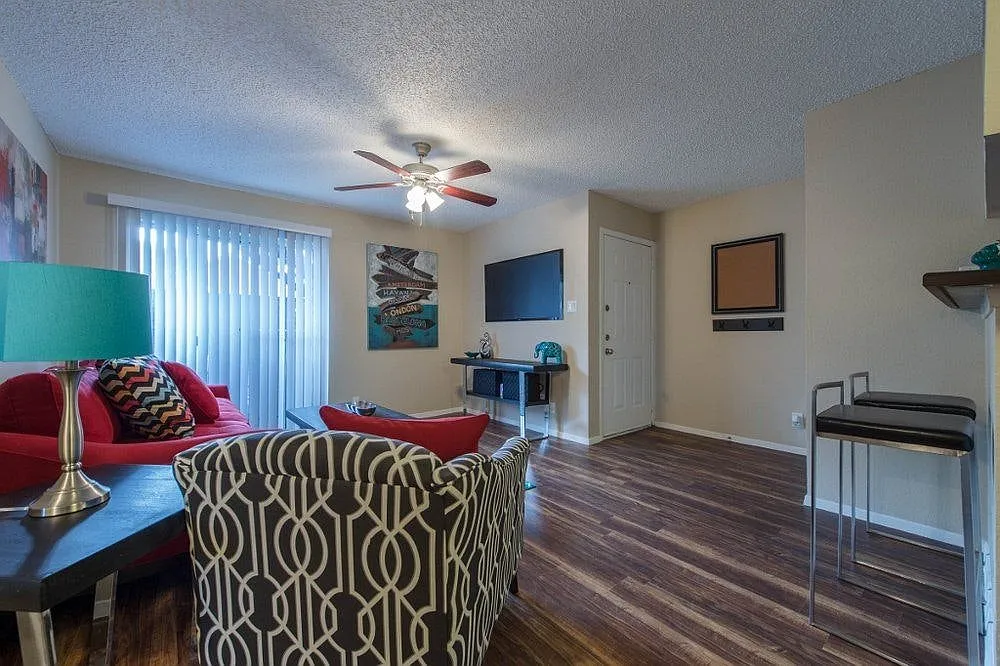 6808 South Interstate 35 Frontage Road, Unit 111 — Photo 4