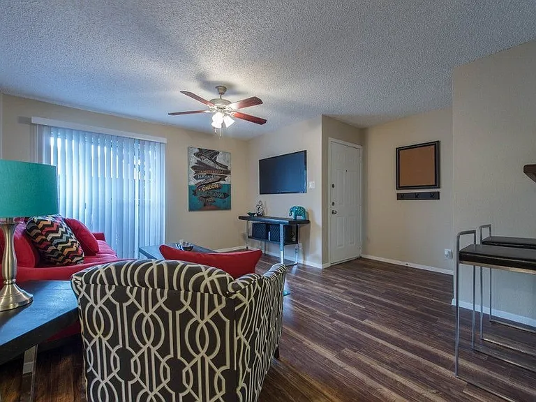 6808 S Interstate Highway 35 Frontage Rd #111 — Photo 5