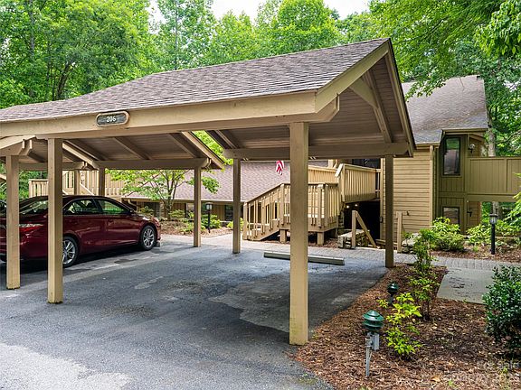 2nd image of 206 Live Oak Ln