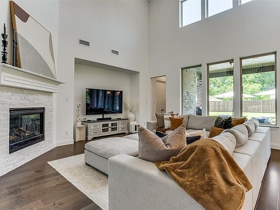 3rd image of 206 Longwood Dr