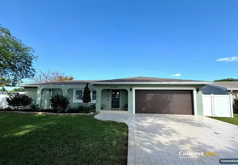 5704 SW 116th Ave — Photo 2