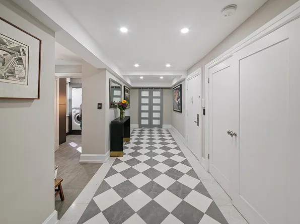 240 East 55th Street image 8 of 19