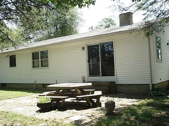 3rd image of 7 Polly Dr