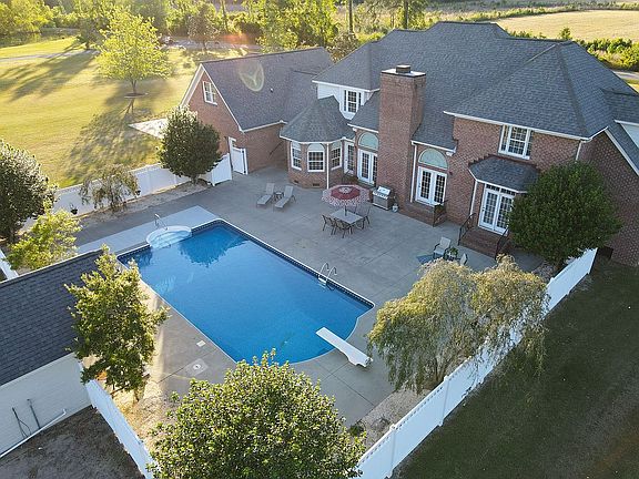 3rd image of 1602 S Oak Ln