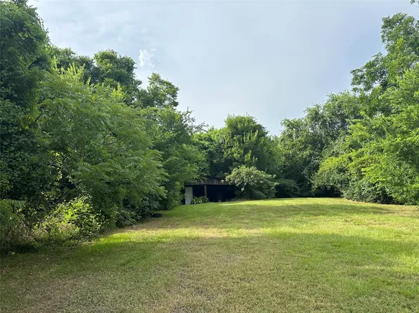 1102 N Battlebell Rd, Highlands, TX 77562