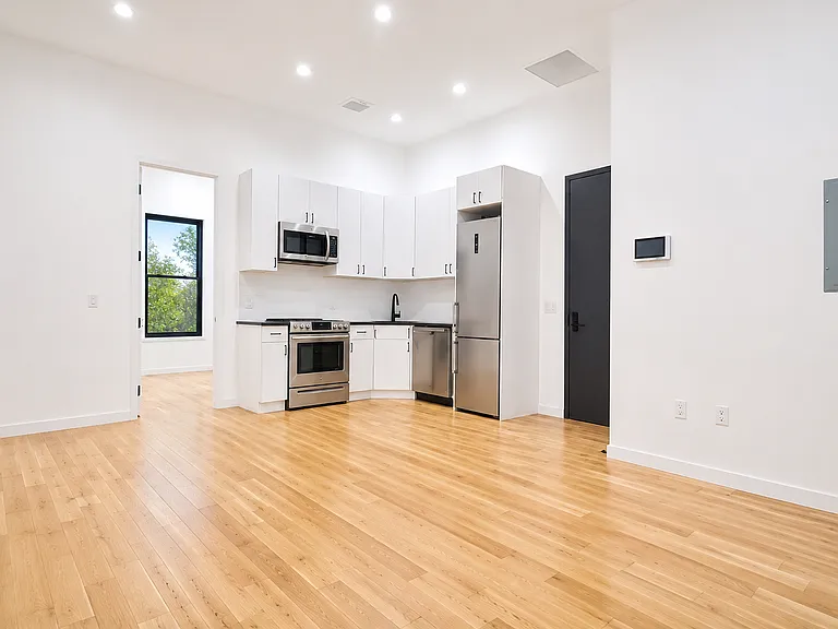 27-14 27th St #TOP — Photo 2