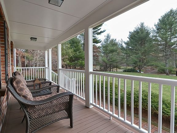 4th image of 6 Knoll Dr