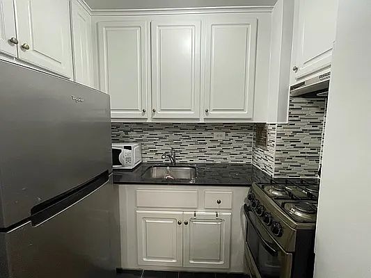 5th image of 165 Christopher St APT 4G